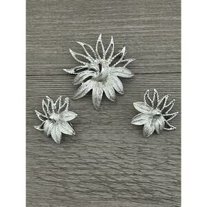 Lovely Vtg Silver Tone Pin & Clip On Earrings Flower Set By Sarah Coventry